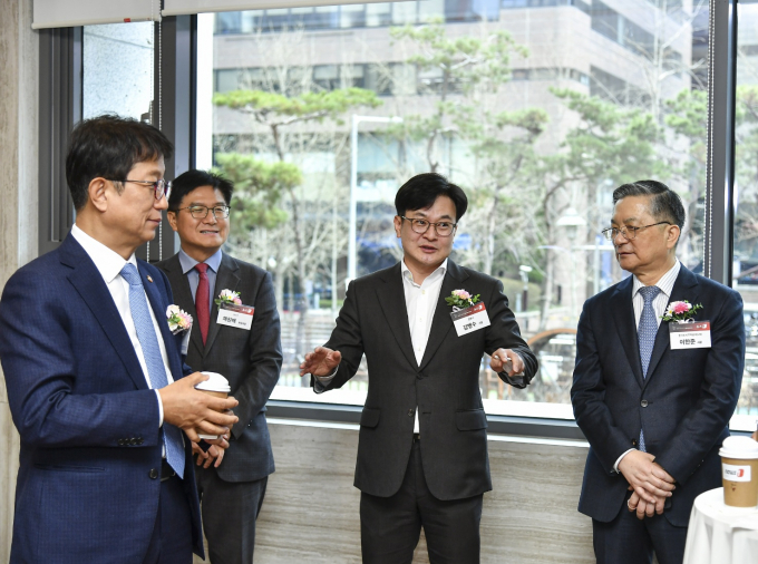 김병수 김포시장(오른쪽 두번째)이 박상우 국토부 장관(왼쪽 첫번째), 이한준 한국토지주택공사 사장(오른쪽 첫번째) 등과 현안에 대해 이야기를 나누고 있다. / 사진제공=김포시 