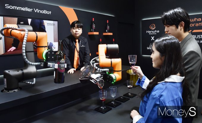 [머니S포토] 끈임없는 자동화 기술의 변화… 와인디캔딩 로봇까지