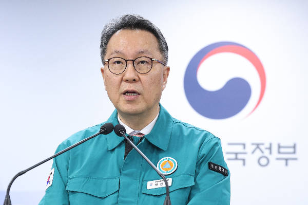 보건복지부는 대한의사협회(의협) 차기 회장의 "한 명의 전공의라도 행정 처분을 받으면 총파업하겠다"는 발언에 '법 위에 서겠다는 것'이라고 비판하면서 의협에게 조건 없는 대화를 촉구했다. 박민수 중앙사고수습본부 부본부장(보건복지부 제2차관)이 27일 서울 종로구 정부서울청사에서 의사 집단행동 중앙사고수습본부 브리핑을 하고 있다. /사진=뉴스1