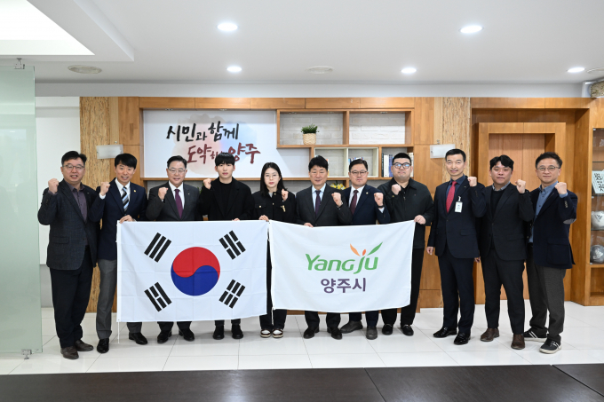  강수현 양주시장(좌측 세번째)이‘국제스케이트장 양주시 유치’ 홍보대사 위촉식에서 양주시체육회 관계자 및 홍보대사들과 기념 촬영을 하고 있다. /사진제공=양주시