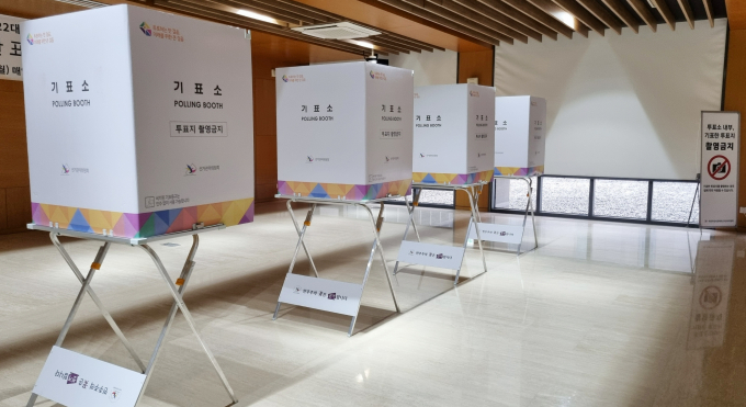 제22대 국회의원 선거의 선거운동이 28일부터 다음달 9일까지 본격적으로 실시된다. 사진은 제22대 국회의원선거 재외국민 투표 첫날인 지난 27일(현지시각) 중국 베이징 차오양구 주중국대사관에 재외투표소가 마련된 모습. /사진=뉴시스