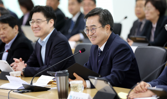 김동연 경기도지사(우측)가 27일 도청에서 '도정 열린회의'에서 도정 업무 전반에 인공지능(AI) 도입 확대 계획을 밝히고 있다. / 사진제공=경기도 