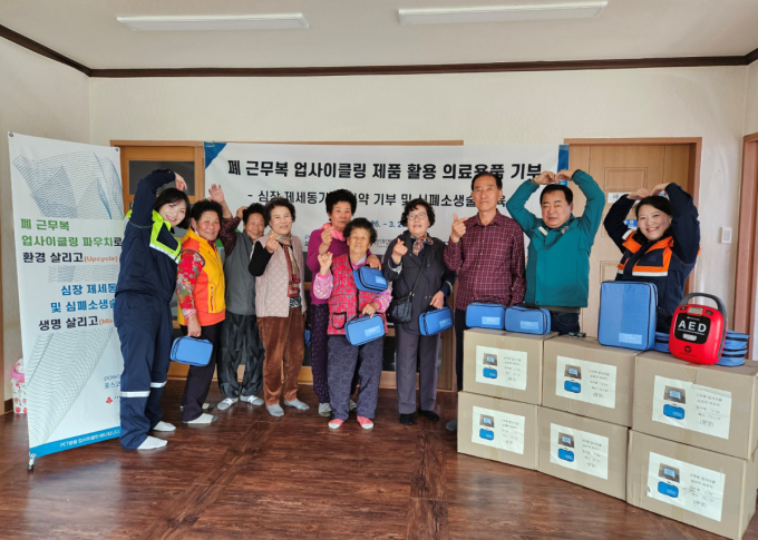 포스코퓨처엠이 지역사회에 의료용품 파우치 등을 기부했다. 사진은 전남 광양 소재 경로당에서 의료용품 키트를 기부하는 포스코퓨처엠 관계자. /사진=포스코퓨처엠 제공