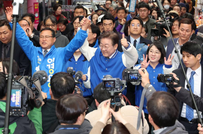 더불어민주당이 총선 정책공약에 비동의 간음죄가 포함된 것에 대해 "실무적 착오"라고 해명했다. 사진은 27일 오후 충북 제천시 내토전통시장에서 이경용 제천·단양 후보, 용혜인 더불어민주연합 공동상임선대위원장과 함께 시민들에게 인사를 하고 있는 이재명 더불어민주당 대표. /사진= 뉴스1
