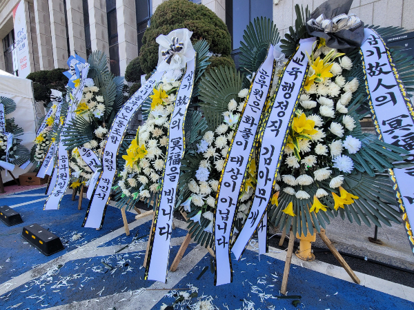경기 김포시가 악성 민원에 시달려 극단적 선택으로 세상을 떠난 김포시 공무원의 동료들을 부서이동 조치했다. 사진은 지난 8일 김포시청 앞 마련된 추모공간 앞에 세워진 조화. /사진=뉴스1