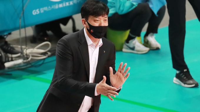 여자 프로배구 GS칼텍스가 27일 소통을 중요하게 여기는 이영택 신임 감독을 선임했다고 밝혔다. 사진은 지난 2021년 서울 중구 장충체육관에서 열린 KGC인삼공사와 GS칼텍스와의 경기에서 이 신임 감독이 선수들을 격려하는 모습. /사진=뉴스1