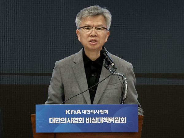 대한의사협회(의협)는 정부가 병원을 떠나있는 전공의들이 복귀하는 방안을 강구해야 한다면서 윤석열 대통령이 직접 대화에 나서야 한다고 주장했다. 김택우 의협 비대위원장이 27일 서울 용산구 대한의사협회 회관에서 의대정원 증원 저지를 위한 비상대책위원회 정례브리핑을 하고 있다. /사진=뉴시스