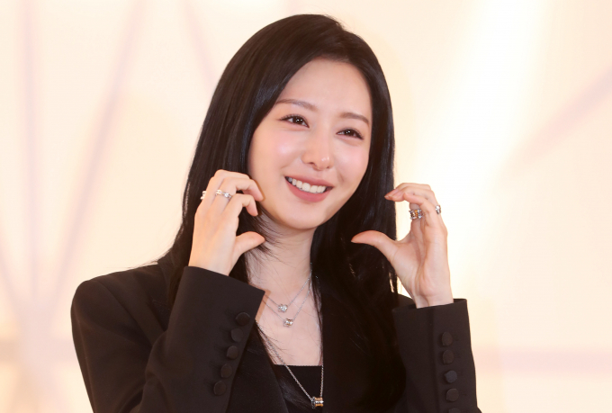 소주 처음처럼의 새 광고 모델로 '눈물의 여왕'에 출연 중인 배우 김지원이 낙점됐다는 보도가 나왔다. 사진은 지난 14일 서울 광진구 워커힐 빛의 시어터에서 열린 불가리 스튜디오 이벤트에 참석한 배우김지원. /사진=뉴스1