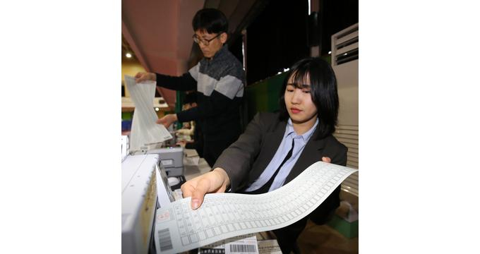 이번 총선에서는 정당 38곳으로 비례대표 투표용지가 51.7㎝로 역대 최장 기록을 세웠다. 사진은 지난 26일 대전 중구 서대전초등학교에서 제22대 국회의원 선거 및 중구청장 재선거 대비 사전투표 모의시험을 진행하고 있는 대전 중구청 직원들. /사진= 뉴스1