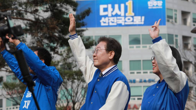 이재명 더불어민주당 대표가 '의붓아버지' 발언에 대한 비난에 반박했다. 사진은  27일 오후 충북 청주시 청원구 오창읍 한 광장에서 기자회견 중 시민들에게 인사하고 있는 이재명 대표. /사진= 뉴스1