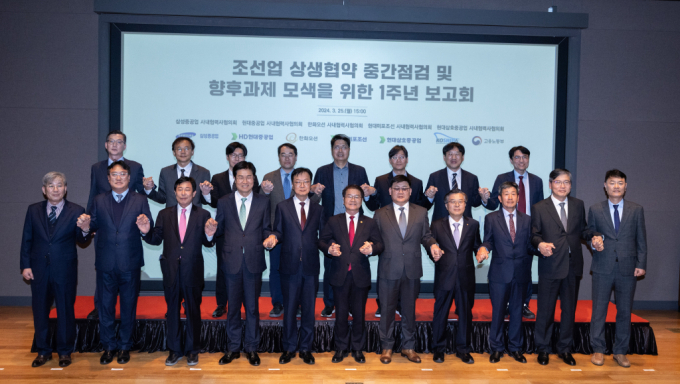  이정식 고용노동부 장관이 25일 오후 경기도 성남시 분당구 삼성중공업 R&D센터에서 열린 조선업 상생협약 중간점검 및 향후 과제 모색 보고회에서 참석자들과 함께 기념촬영을 하고 있다. /사진=뉴스1