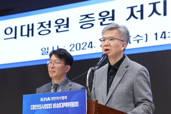 대한의사협회(의협)는 조건 없이 대화하자는 정부의 요청을 뒤로한 채 윤석열 대통령의 사과 등을 대화의 기본 전제로 내세우고 있다. 김택우 의협 비상대책위원장이 지난 27일 오후 서울 용산구 대한의사협회에서 의대정원 증원 저지를 위한 비상대책위원회 브리핑을 하고 있다. /사진=뉴스1