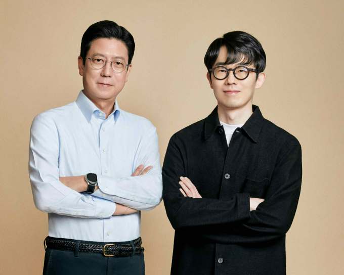 넥슨코리아가 14년만에 공동대표 체제로 전환했다. 사진은 김정욱 공동 대표(왼쪽)와 강대현 공동 대표. /사진=넥슨