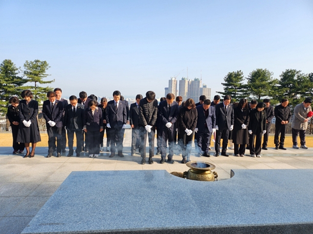 김기웅 국민의힘 대구 중구·남구 국회의원 후보가 27일 선거캠프 관계자 등과 앞산 충혼탑을 참배하고 있다./사진제공=김기웅 국민의힘 대구 중구·남구 국회의원 후보 선거사무소