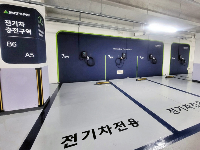 현대엔지니어링이 2년 연속 환경부의 전기차 충전 보조금 지원 사업자로 뽑혔다. 사진은 현대엔지니어링이 운영하고 있는 전기차 충전시설. /사진=현대엔지니어링