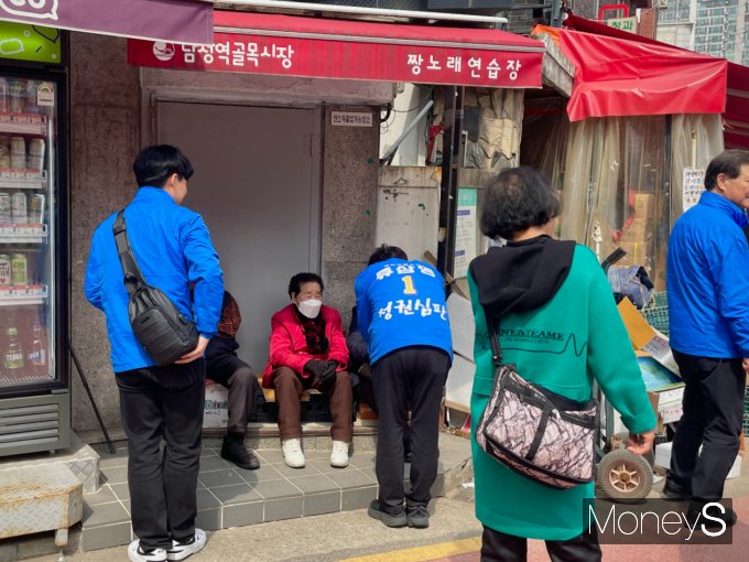  남성골목시장에서 만난 시민들의 민심은 팽팽하게 갈렸다. 사진은 지난 27일 남성골목시장을 돌며 인사를 건네고 있는 류 전 총경. /사진=차화진 기자