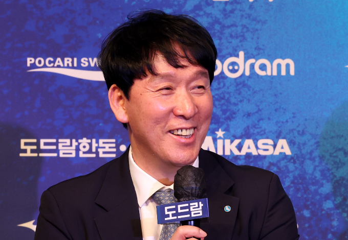 남자 프로배구 우리카드가 27일 신영철 감독과의 계약을 종료하겠다고 밝혔다. 사진은 지난 18일 서울 강남구 리베라 호텔에서 열린 미디어데이에서 각오를 밝히는 신 감독. /사진=뉴스1
