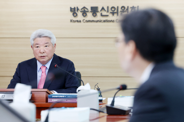 방송통신위원회(방통위)가 3개 사업자에 대한 채널 재승인을 의결했다. 사진은 27일 오후 경기 과천 방통위에서 열린 제16차 위원회 회의. /사진=뉴스1