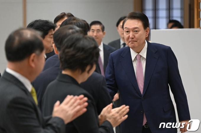 [사진] 비상경제민생회의 참석하는 윤 대통령