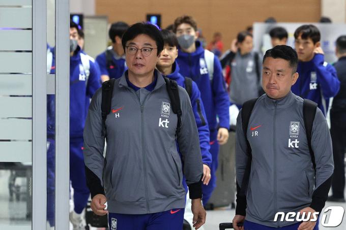 [사진] 태국전 마치고 귀국하는 황선홍 감독