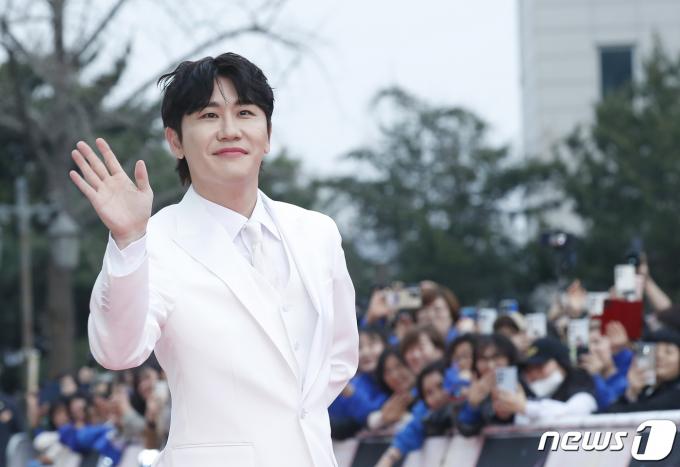 [사진] 영탁, 어머니들의 왕자님