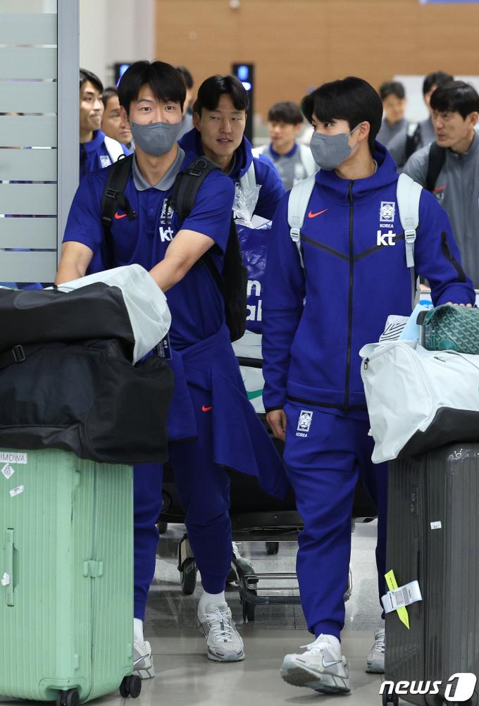 [사진] 태국전 마치고 귀국하는 축구대표팀