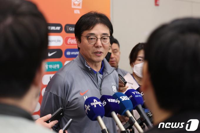 [사진] 황선홍 감독 '임시 임무 완수'