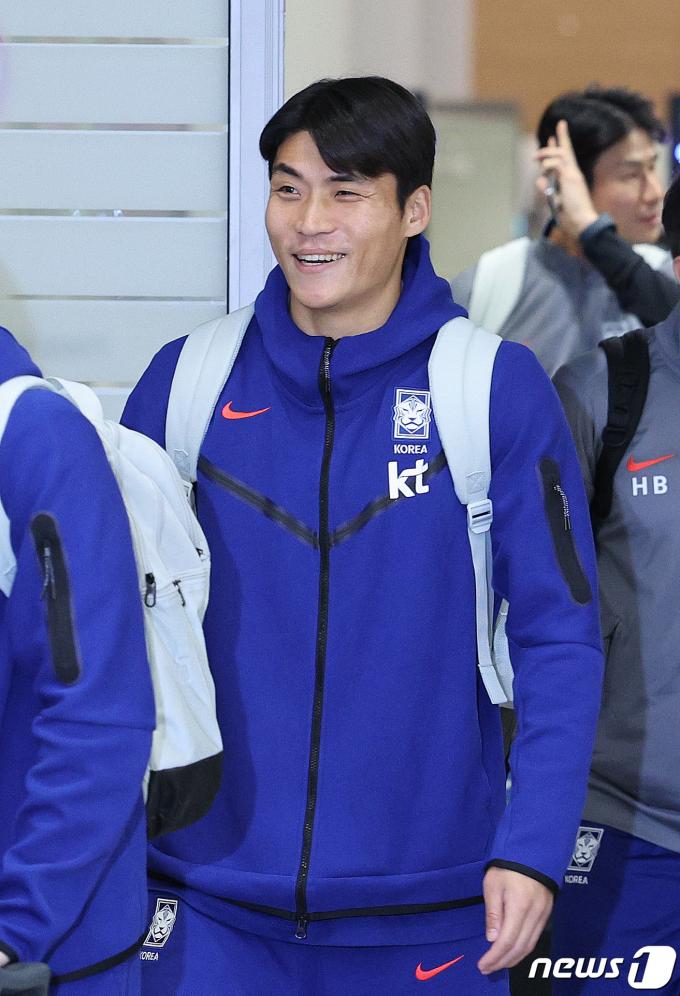 [사진] 밝은 표정으로 귀국하는 박진섭
