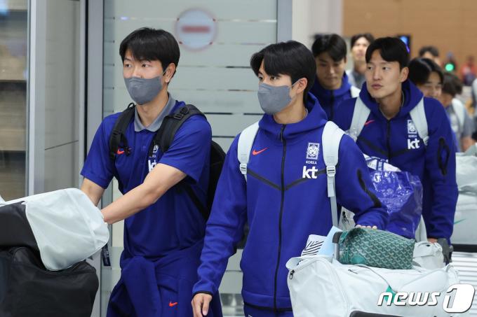 [사진] 태국 꺾고 귀국하는 축구대표팀