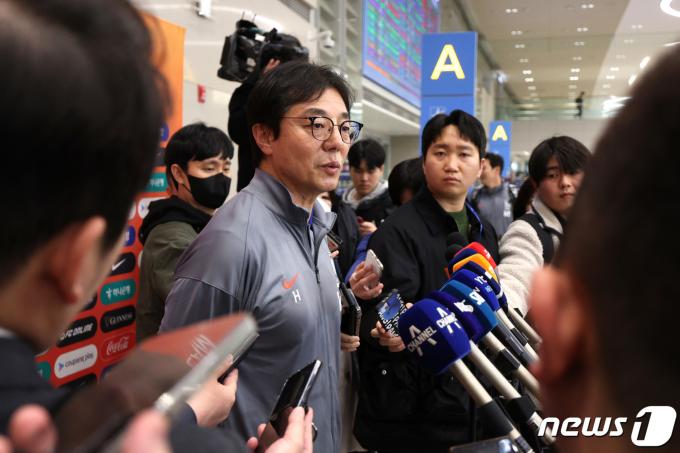 [사진] 황선홍 '이제부터는 차기 사령탑 몫…파리 올림픽에 올인'