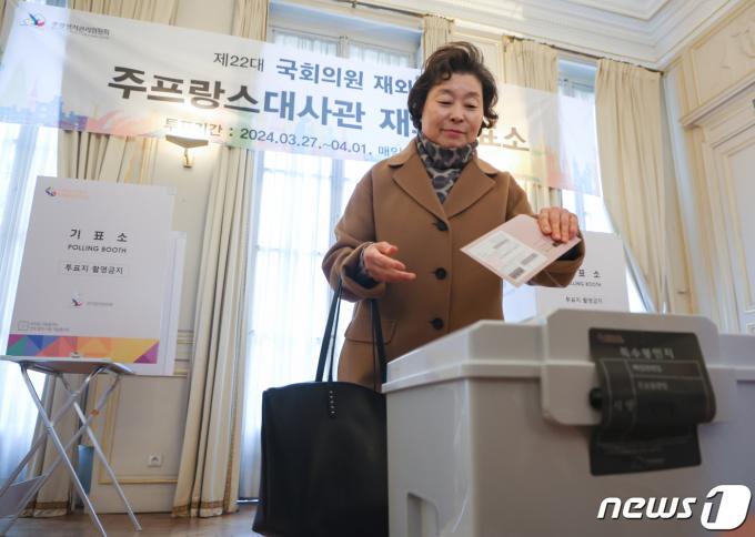 [사진] 제22대 총선 재외투표 시작, 투표하는 프랑스 교민