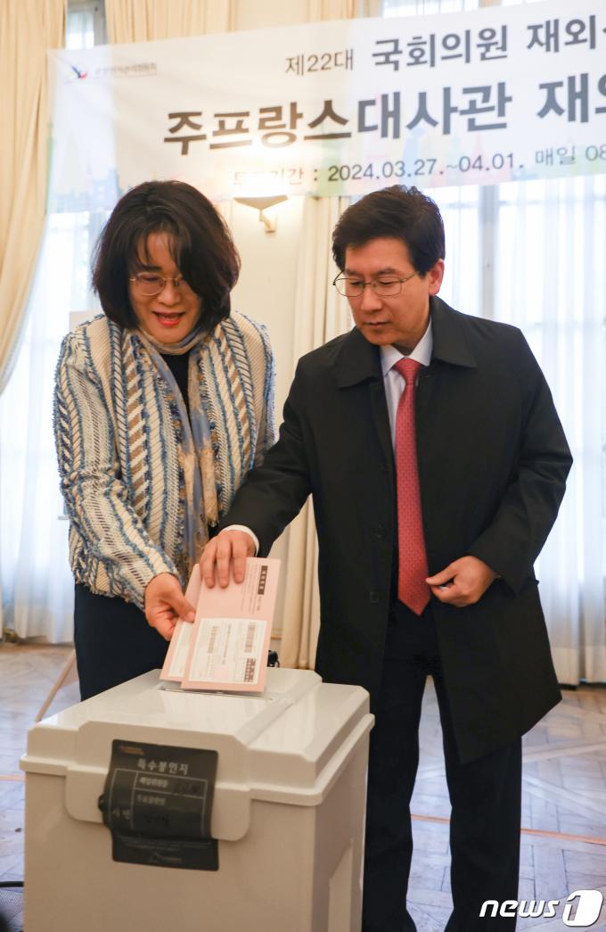 [사진] 재외투표 시작, 투표하는 최상대 주OECD대사