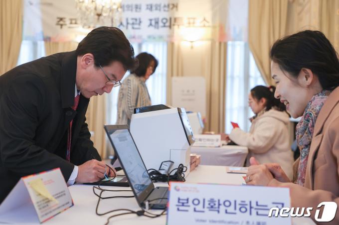 [사진] 재외투표 시작, 투표하는 최상대 주OECD대사