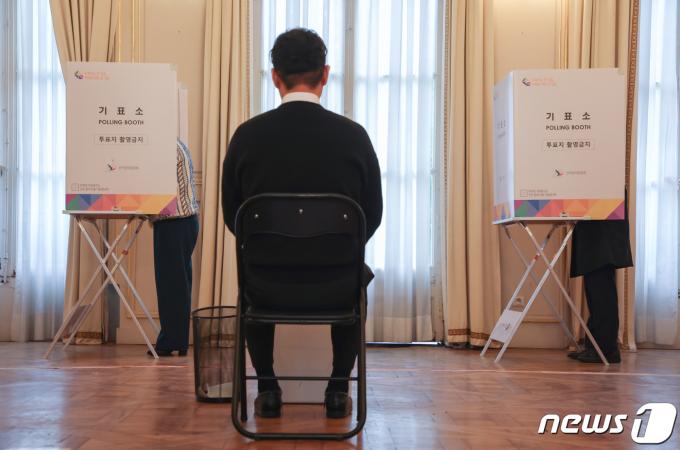 [사진] 재외국민 투표 첫날, 투표하는 프랑스 교민들