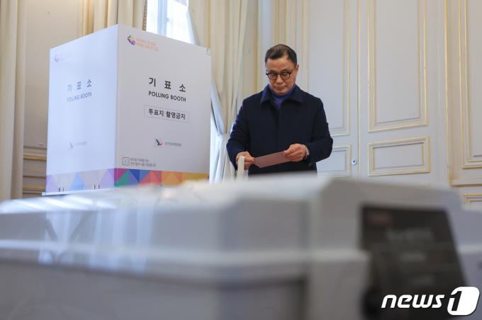 [사진] 재외국민 투표 오늘부터... 투표하는 프랑스 교민