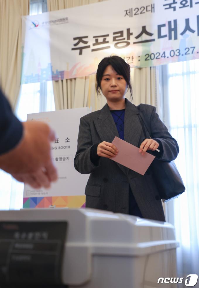 [사진] 재외투표 시작, 투표하는 프랑스 교민들