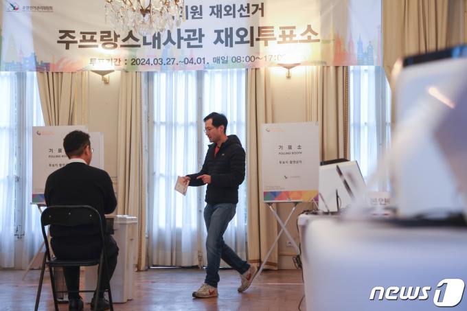 [사진] 재외투표 시작, 투표하는 프랑스 교민들