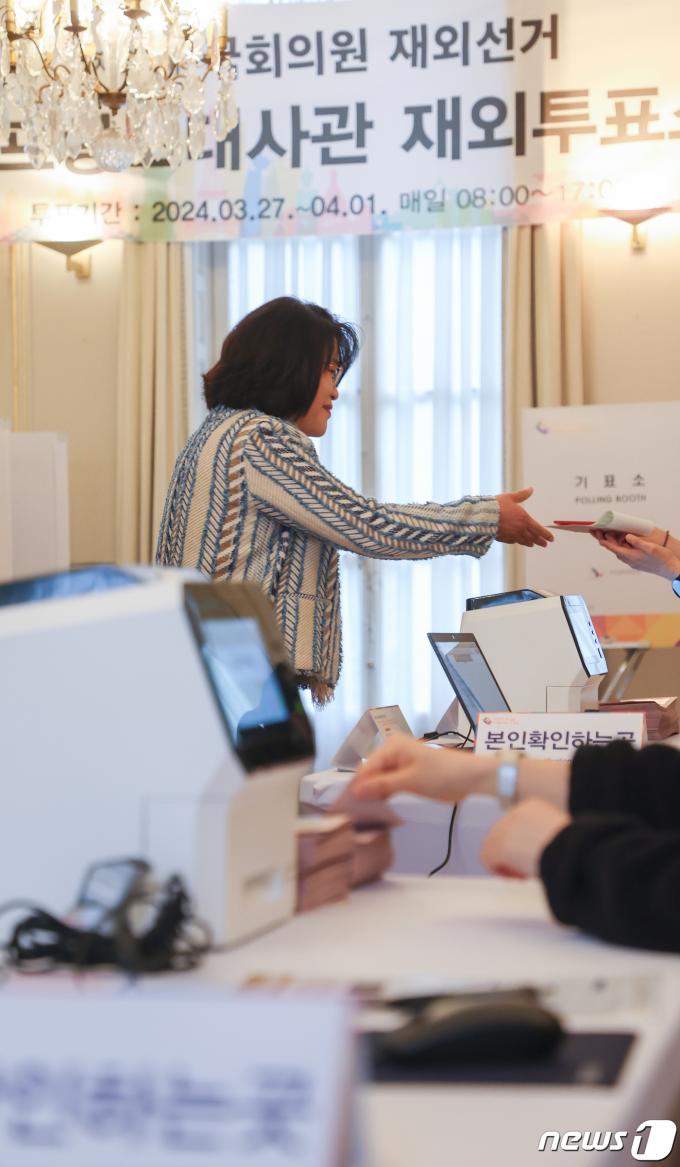 [사진] 재외투표 시작, 투표하는 프랑스 교민들