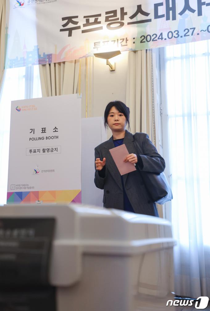 [사진] 재외국민 투표 오늘부터… 투표하는 프랑스 교민