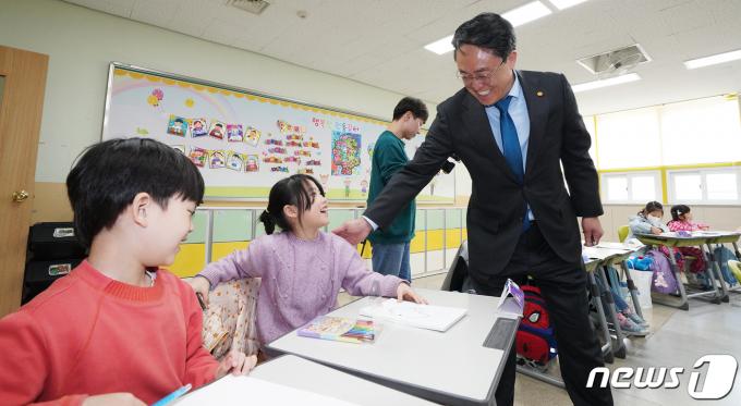 [사진] 늘봄학교, 해양환경 재능기부 수업하는 강도형 해수부 장관