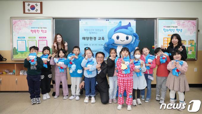 [사진] 늘봄학교 어린이들과 즐거운 시간 보내는 강도형 해수부 장관