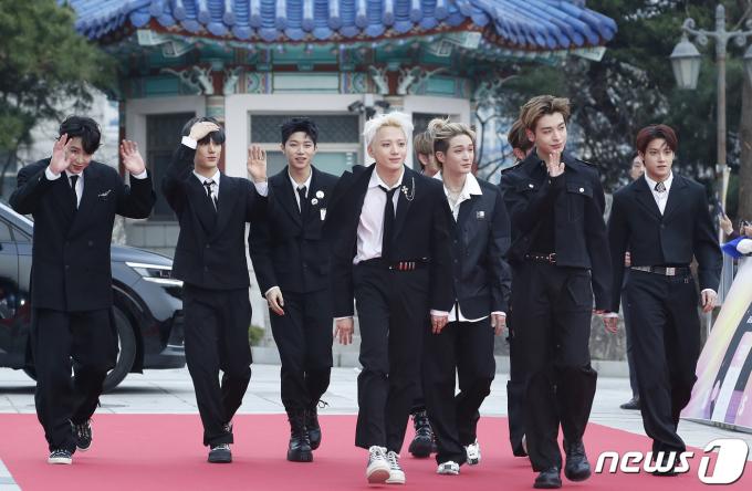 [사진] 싸이커스, 여심 홀리며 입장