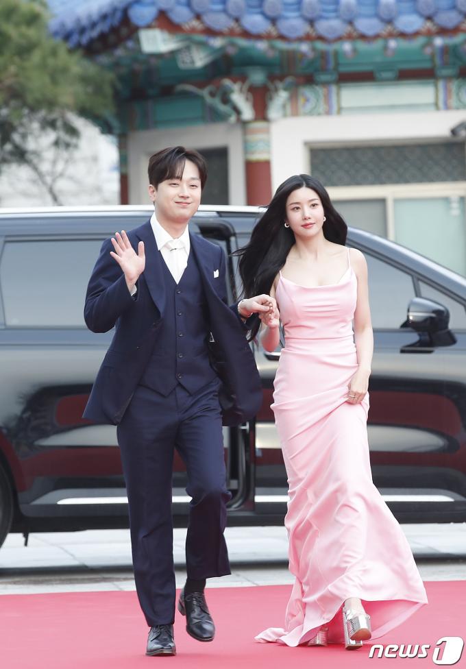 [사진] 이찬원 권은비 '2024 유니버설 슈퍼스타 어워즈' MC