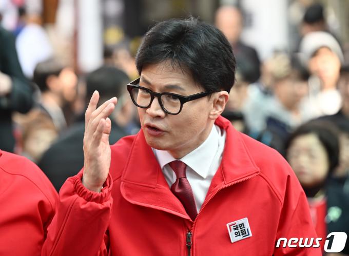 한동훈 국민의힘 총괄선대위원장이 27일 오후 인천 미추홀구 인하문화의거리를 찾아 지지를 호소하고 있다. (공동취재)2024.3.27/뉴스1 ⓒ News1 구윤성 기자