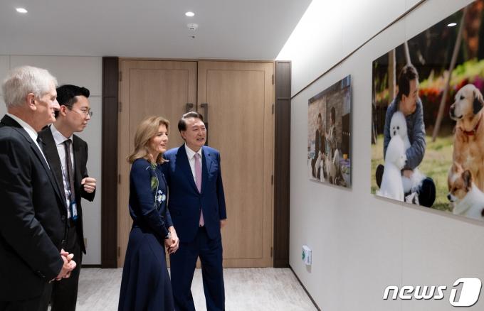 [사진] 집무실 앞 사진 설명하는 윤 대통령