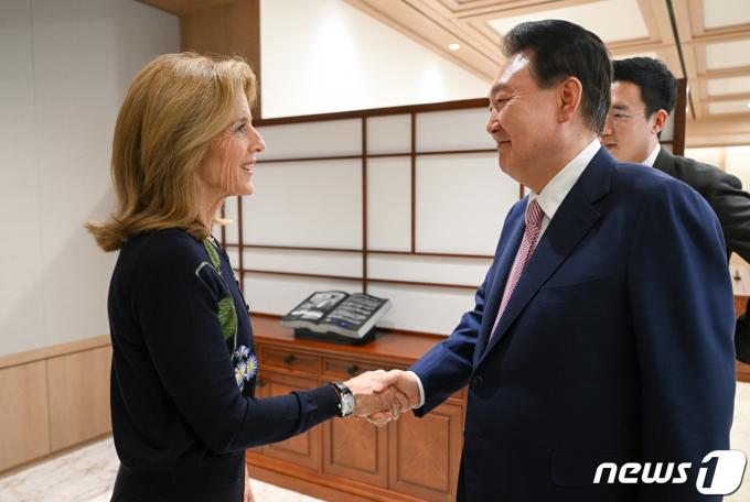 [사진] 케네디 JFK 재단 명예회장과 악수하는 윤 대통령