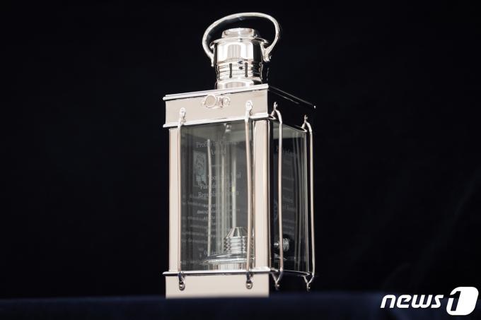 윤석열 대통령이 27일 용산 대통령실 청사에서 캐롤라인 케네디 JFK 재단 명예회장을 접견하며 '용기있는 사람들 상'(랜턴)을 전달 받았다. (대통령실 제공) 2024.3.27/뉴스1 ⓒ News1 오대일 기자