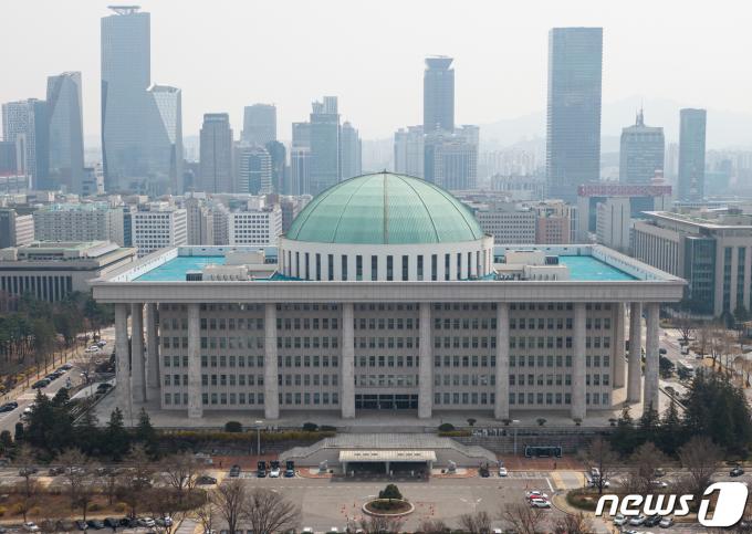 제22대 국회의원 선거 공식 선거운동을 하루 앞둔 27일 서울 여의도 국회의 모습. 중앙선거관리위원회는 오는 28일부터 제22대 국회의원선거의 본격적인 선거운동이 시작된다고 밝혔다2024.3.27/뉴스1 ⓒ News1 유승관 기자