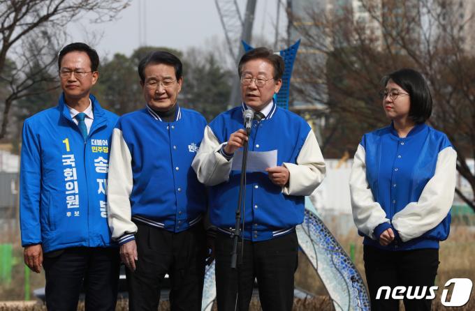 이재명 더불어민주당 대표가 27일 오후 충북 청주시 청원구 오창읍 한 광장에서 기자회견을 하고 있다. 2024.3.27/뉴스1 ⓒ News1 김용빈 기자