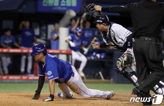9일 오후 서울 송파구 잠실야구장에서 열린 프로야구 '2023 신한은행 SOL KBO리그' 삼성 라이온즈와 두산 베어스의 경기, 삼성 류지혁이 9회초 1사 2,3루 강한울의 2루수 땅볼 때 홈으로 쇄도해 득점을 올리고 있다. 2023.8.9/뉴스1 ⓒ News1 김성진 기자
